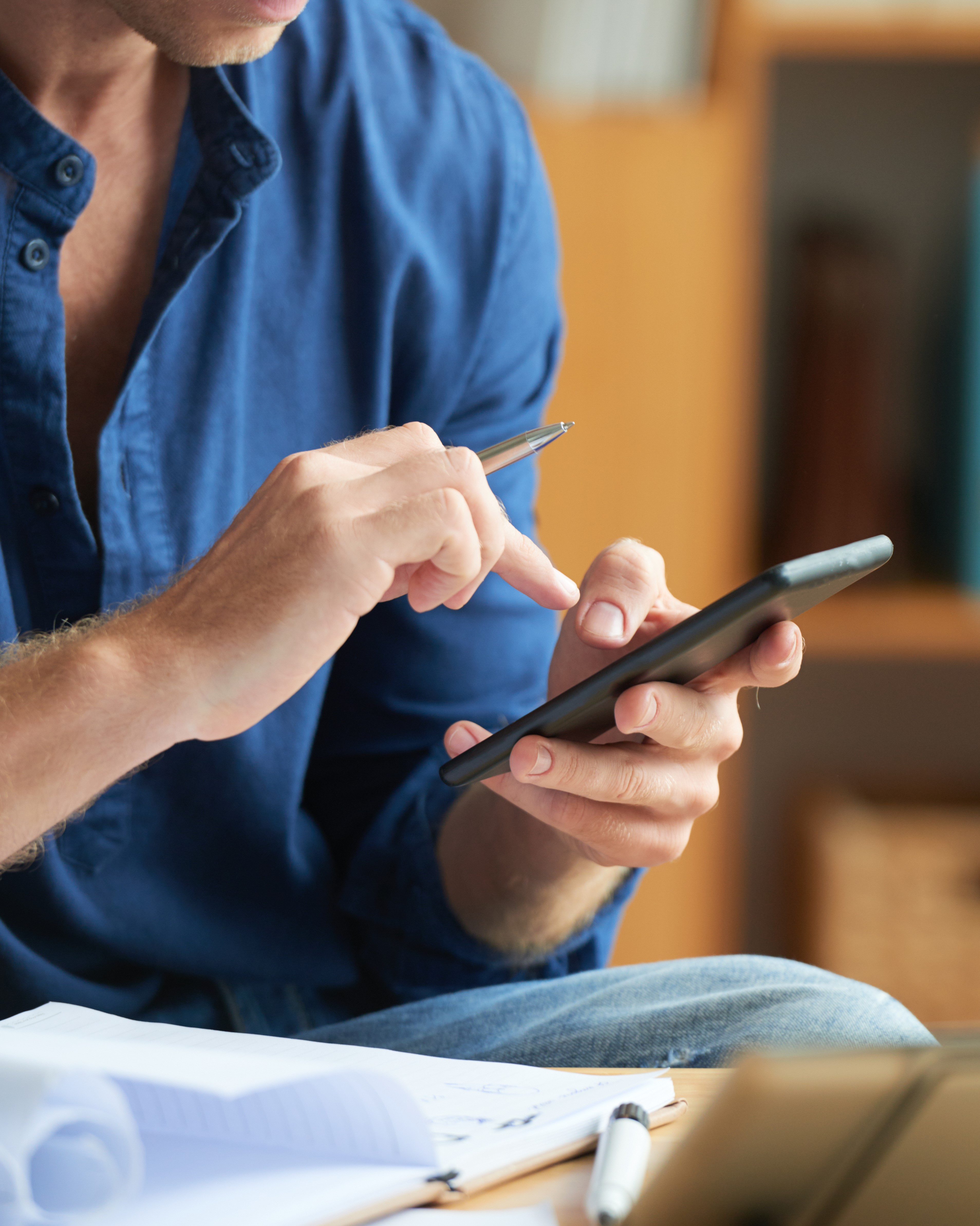 homem com celular na mão